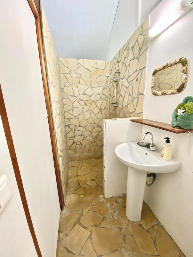 Poe Guesthouse Rangiroa エクステリア 写真